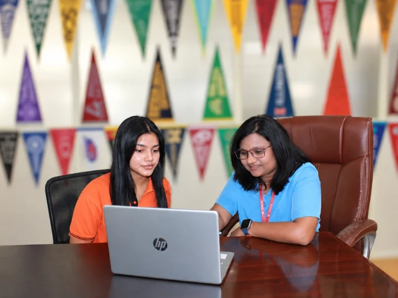 Student meeting with a Candor college counsellor